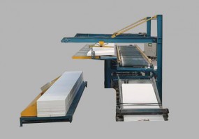 Automatic feeding machine for benzene board